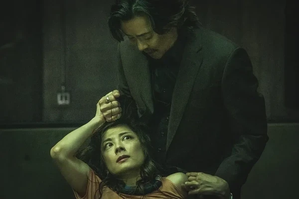In Tokyo Swindlers, a man appears to be roughly handling a woman, creating a tense moment.